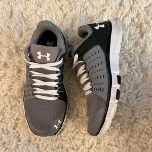 Under armor size 8.5 athletic shoes.